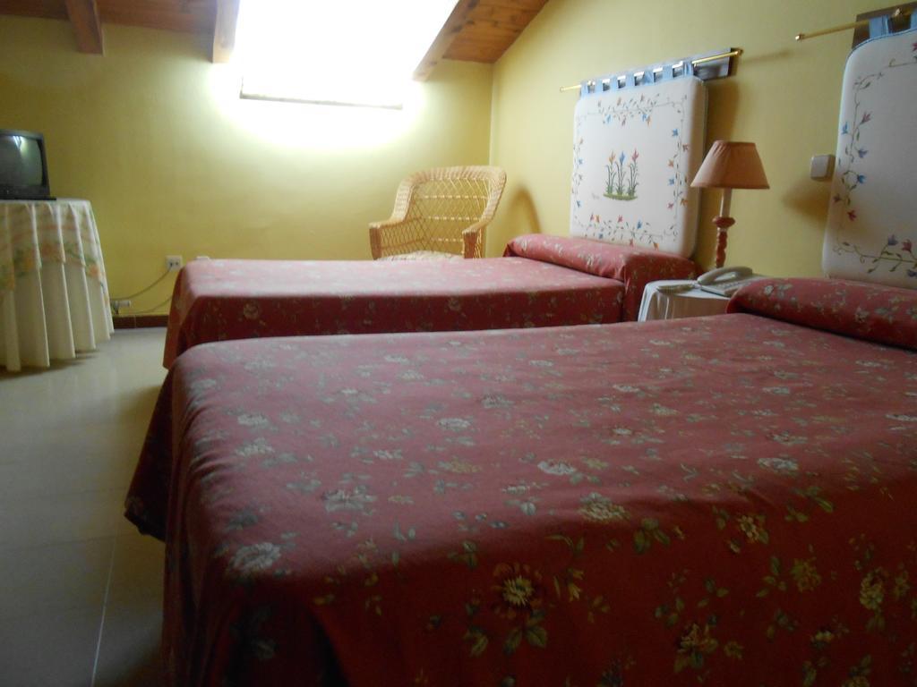 Hostal Burgos Torrecaballeros Szoba fotó